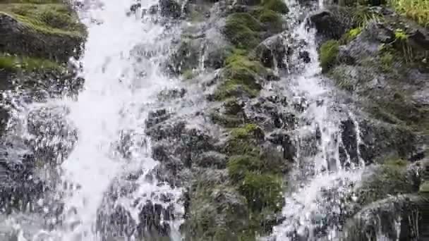 Водоспад дикої гори. Швидка падаюча вода падає на камені. Повільний рух — стокове відео