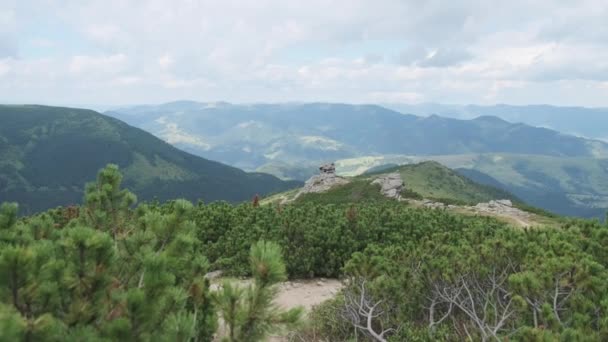 Paisaje vista del valle de la montaña con grandes piedras verticales de pie en una colina — Vídeos de Stock