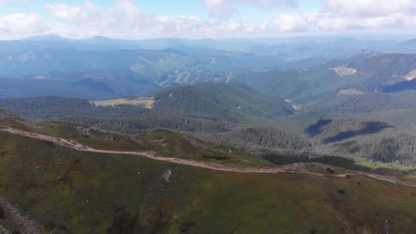 Letecký panoramatický výhled na vrchol Karpatského pohoří se stezkami. Turistika — Stock video
