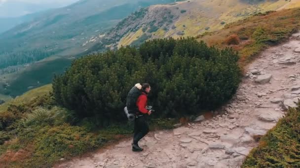 Flygfoto av en resenär Fotograf med ryggsäck klättring av bergskedjan — Stockvideo