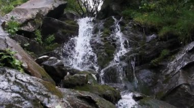 Wild Mountain Şelalesi. Hızlı Düşen Su Taşlara Vuruyor. Yavaş Hareket 240