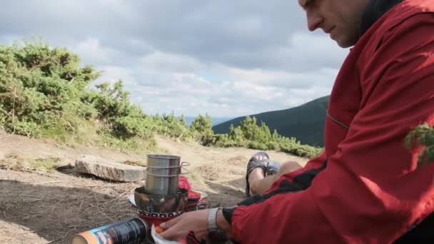 Turistický poutník v horách, Příprava čaje na plynovém sporáku. Individuální cestování — Stock video