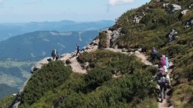 Sırt çantalı Turist ve Çocuk Grubu Dağdaki Taş Patikası 'na Düştü