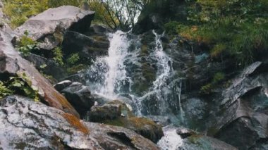 Wild Mountain Şelalesi. Hızlı Düşen Su Taşlara Vuruyor. Yavaş Hareket
