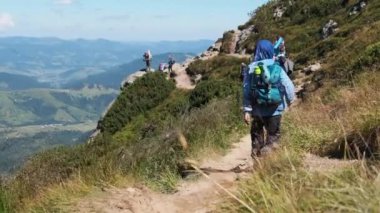 Sırt çantalı Turist ve Çocuk Grubu Dağdaki Taş Patikası 'na Düştü