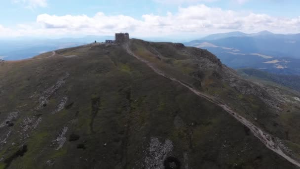 Luchtfoto Top of Pip Ivan Chernogorsky Berg en Karpaten bergketen — Stockvideo