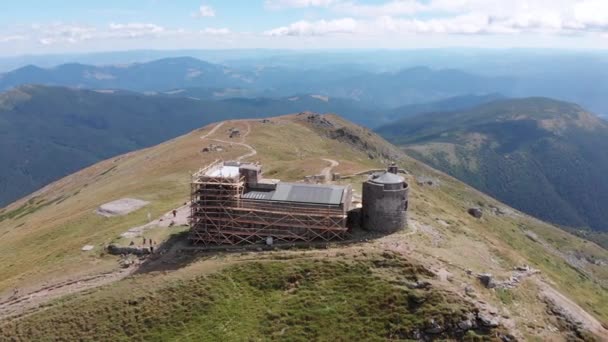 Aerial view Top of Pip Ivan Chernogorsky Mountain and Carpathian Mountain Range — Stock Video