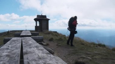Dağın tepesinde sırt çantalı bir turist. Hedefe ulaşma.