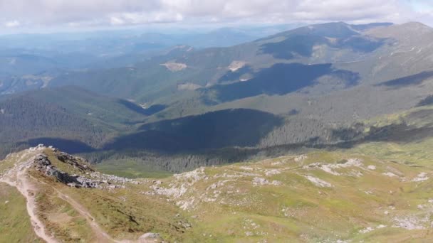 Aerial Panoramic view to Top of Carpathian Mountain Range with Trails. Túrázás — Stock videók