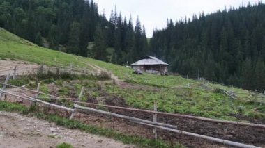 Kırsal bölgedeki Dağlarda Tepe 'deki Eski Ahşap Bina Panoramik Manzarası