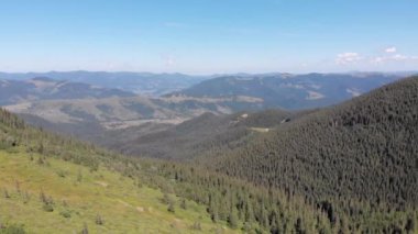 Karpatya Vadisi 'ndeki Yeşil Dağ ve Tepelerin Hava Panoramik Manzarası