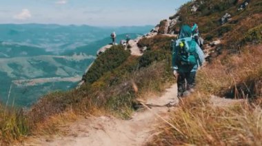 Sırt çantalı Turist ve Çocuk Grubu Dağdaki Taş Patikası 'na Düştü