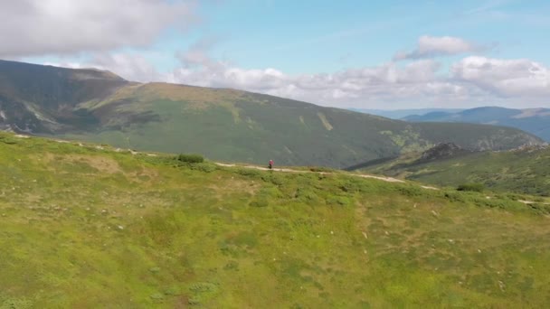 Vue Aérienne D'un Voyageur Avec Un Sac à Dos Escalade Par Chaîne De Montagne. Plan épique — Video