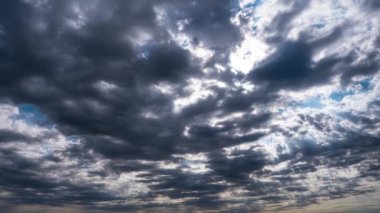 Mavi Gök 'te dramatik Cumulus Cirrus Bulutları hareket ediyor. Güneş ışınları parlıyor. Zaman Süreleri