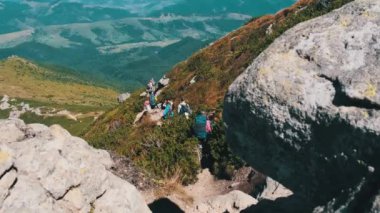 Sırt çantalı Turist ve Çocuk Grubu Dağdaki Taş Patikası 'na Düştü