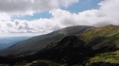 Karpatya Vadisi 'ndeki Yeşil Dağ ve Tepelerin Hava Panoramik Manzarası