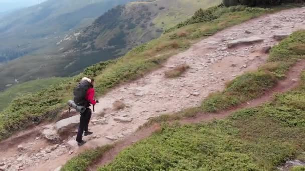 Letecký pohled na cestujícího fotografa s batohem Horolezectví podle pohoří — Stock video