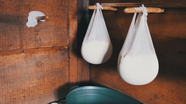 Um Old Cheese Dairy. Queijo fresco em gaze é pendurado em uma casa de madeira tradicional — Vídeo de Stock