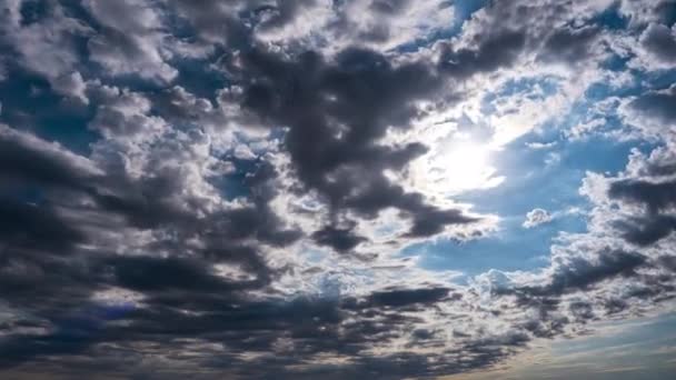 Cumulus Cirrus Dramatique Les nuages se déplacent dans le ciel bleu. Rayons de soleil brillent. Délai imparti — Video