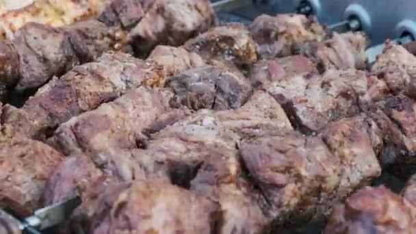 Shish Kebab en Skewers se cocina en la parrilla automática en Street Food Festival. — Vídeos de Stock