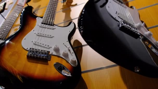 Guitar Shop vorhanden. Viele neue bunte E-Gitarren hängen im Musikladen — Stockvideo