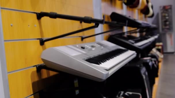 Muziekwinkel. Veel elektrische Grand Piano 's en Synthesizers worden verkocht in Store Window — Stockvideo