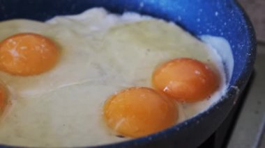 Ev Kahvaltısı. Ev Mutfağında Kızarmış Yumurtalar Tavada Pişiyor