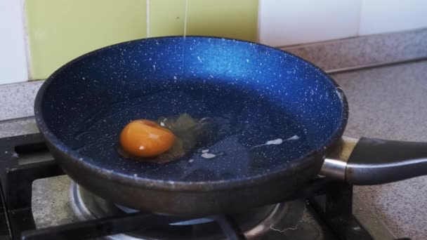 Home Breakfast. Smažená vejce se vaří v pánvi v domácí kuchyni — Stock video