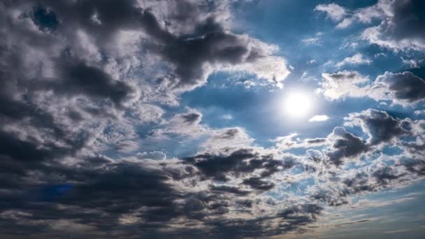 Dramatische Cumulus Cirrus Wolken bewegen sich am blauen Himmel. Sonnenstrahlen leuchten. Zeitraffer — Stockvideo