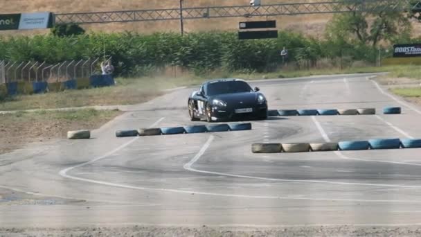 Campeonato de Rally de Automóviles en la pista de karting de asfalto. Moción lenta — Vídeos de Stock