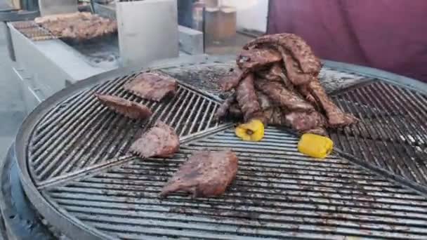 Sokak Gıda Festivali 'nde Dönen Izgara' da Büyük Sığır Kesikleri Pişiyor — Stok video