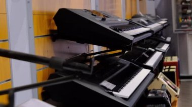 Müzik dükkanı. Birçok Elektrikli Büyük Piyano ve Sentezleyiciler Mağaza Penceresinde satılır