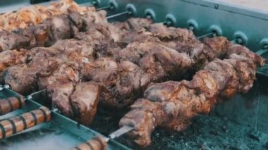 Şişte Şiş Kebap Sokak Gıda Festivali 'nde Otomatik Izgarada Pişiyor.