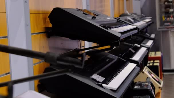 Muziekwinkel. Veel elektrische Grand Piano 's en Synthesizers worden verkocht in Store Window — Stockvideo