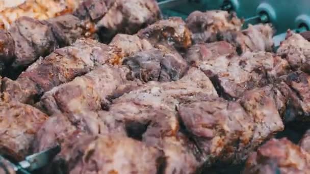 Şişte Şiş Kebap Sokak Gıda Festivali 'nde Otomatik Izgarada Pişiyor. — Stok video