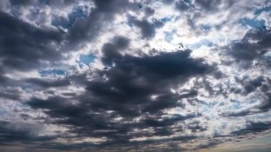 Mavi Gök 'te dramatik Cumulus Cirrus Bulutları hareket ediyor. Güneş ışınları parlıyor. Zaman Süreleri