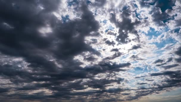 Dramatische Cumulus Cirrus Wolken bewegen sich am blauen Himmel. Sonnenstrahlen leuchten. Zeitraffer — Stockvideo