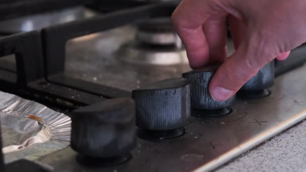 Homme main tournant sale vieux bouton de gaz sur la cuisinière. Les mains brûlent la flamme du gaz — Video