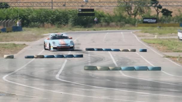 Campeonato de Rally de Automóviles en la pista de karting de asfalto. Moción lenta — Vídeos de Stock