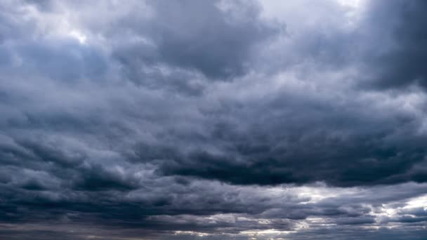 Dramatyczne Cumulus Storm Chmury poruszają się po błękitnym niebie. Promienie słońca świecą. Czas ucieka. — Wideo stockowe