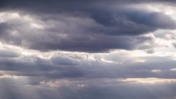 Sonnenstrahlen leuchten hinter den erstaunlich dramatischen Gewitterwolken am Himmel. Zeitraffer. — Stockvideo