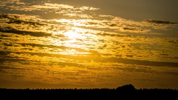 Cumulus Cirrus Bulutları 'nın arkasında dramatik bir gün batımı. Zaman Süreleri. — Stok video