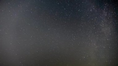 Gece Gökyüzündeki yıldızlar dönüyor. Yıldızların ve Gezegenlerin Astronomi Zaman Hızı.