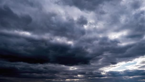 놀라운 거대 한 폭풍 구름이 푸른 하늘로 이동하고 있습니다. 시간의 경과. 태양 광선이 비취다. — 비디오