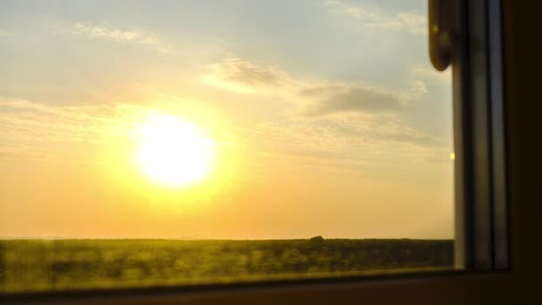 Vista al tramonto attraverso la finestra. Sole giallo brillante si muove su Horizon. Interruzione temporale — Video Stock