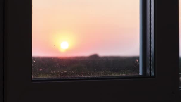 Vista al tramonto attraverso la finestra. Sole giallo brillante si muove su Horizon. Interruzione temporale — Video Stock