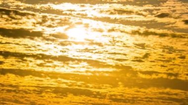 Cumulus Cirrus Bulutları 'nın arkasında dramatik bir gün batımı. Zaman Süreleri.