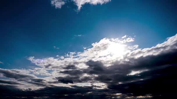 Fantastiska dramatiska stormmoln rör sig i den blå himlen. Tiden går. Solstrålar lyser. — Stockvideo
