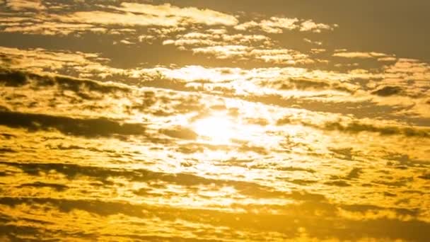 Niesamowity dramatyczny zachód słońca za Cumulus Cirrus Clouds. Czas ucieka.. — Wideo stockowe