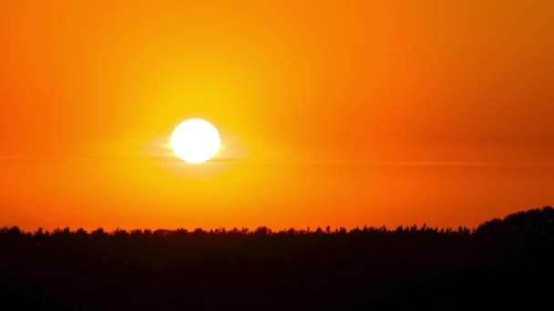 Puesta de sol en el cielo amarillo. Timelapse. Gran sol amarillo brillante se mueve hacia abajo. — Vídeos de Stock